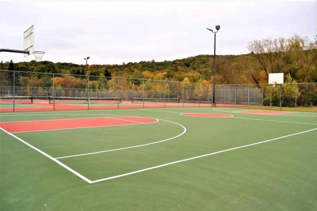 *Amenity-Filled Waterfront Oasis @Saw Creek Estates Near Waterfalls And Hiking* East Stroudsburg Εξωτερικό φωτογραφία